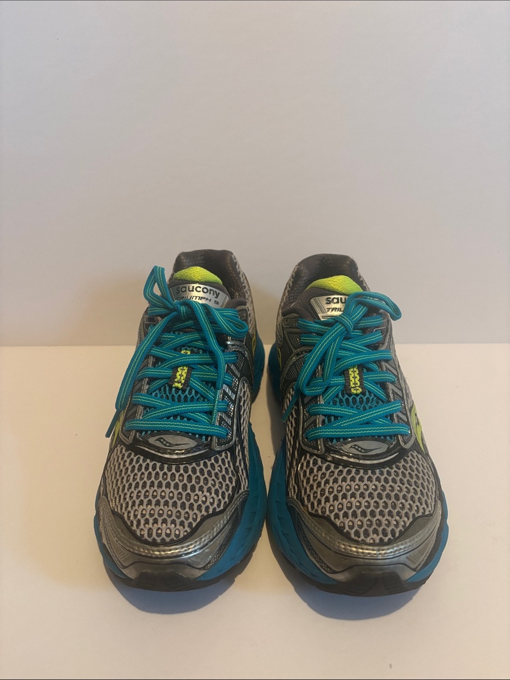 Saucony Triumph 8 Gray Running Shoes with Teal Laces and Lime Accents